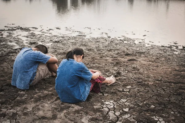 Ragazzo Triste Ragazza Seduta Terreno Asciutto Incrinato Concetto Siccità Carenza — Foto Stock