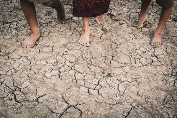 Piedi Bambini Che Camminano Terreno Asciutto Incrinato Concept Speranza Siccità — Foto Stock