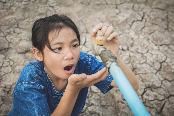 Trauriges Mädchen Wasser Auf Rissboden Trinken Konzept Dürre Und Wasserknappheit — Stockfoto