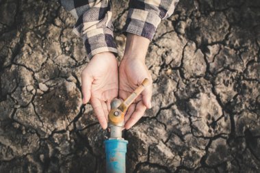 Eller musluk çatlamak zemin, kavramı kuraklık ve su kriz sıkıntısı içinde biraz su içmek istiyorum