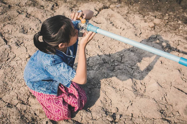 Chica triste quiere beber un poco de agua en el suelo crack —  Fotos de Stock