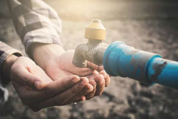 Frauenhände Wollen Wasser Wasserhahn Auf Riss Dürre Und Wasserknappheit Trinken — Stockfoto