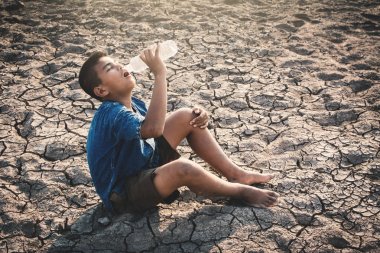 Üzgün çocuk içme suyu çatlamak zemin, kavramı kuraklık ve su kriz sıkıntısı