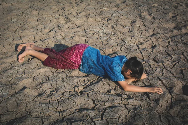 Chica Triste Cansada Agotada Suelo Seco Agrietado Concepto Sequía Escasez — Foto de Stock
