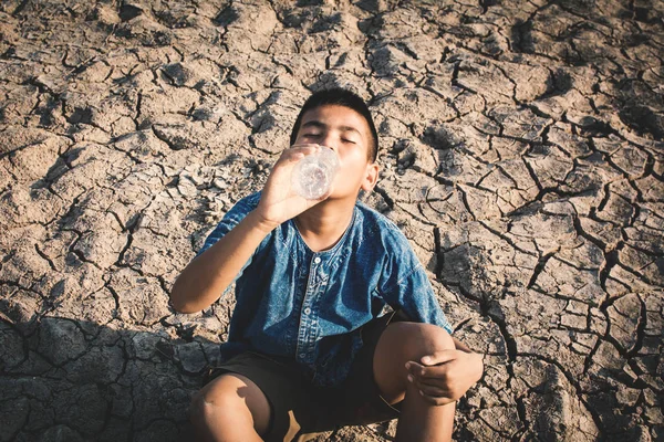 Niño Triste Bebiendo Agua Suelo Crack Concepto Sequía Escasez Agua — Foto de Stock