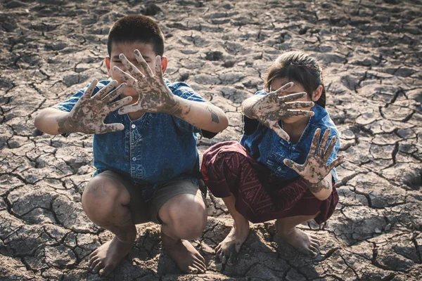 Niños Rezando Por Lluvia Lago Concepto Sequía Escasez Agua Crisis — Foto de Stock