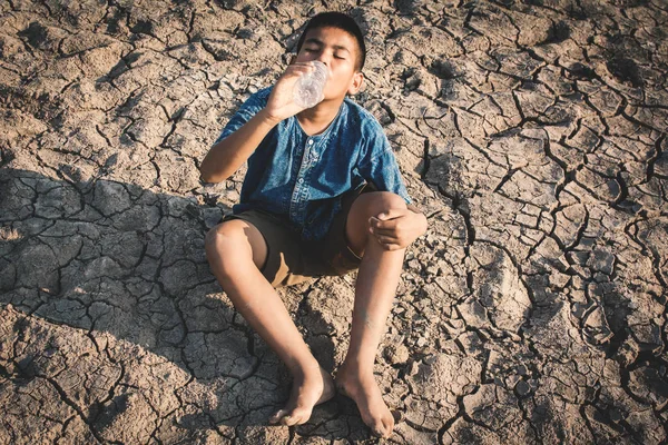 Niño Triste Bebiendo Agua Suelo Crack Concepto Sequía Escasez Agua — Foto de Stock