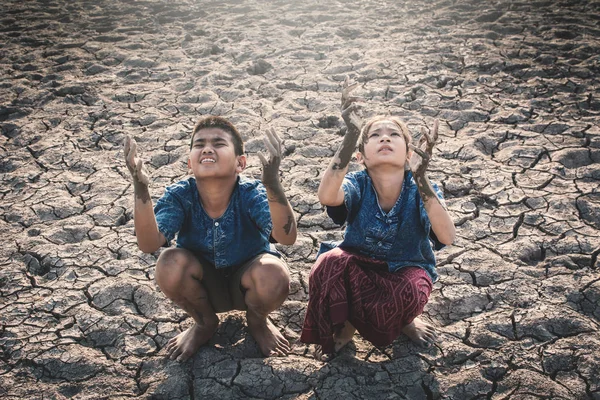 어린이 가뭄과 부족의 부족에 — 스톡 사진