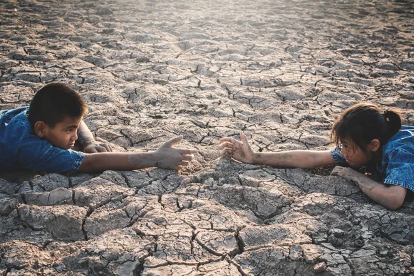 Niños Asiáticos Tristes Cansados Exhaustos Suelo Seco Agrietado Concepto Sequía — Foto de Stock