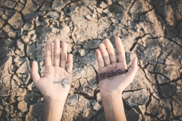 Ανθρώπινα Χέρια Που Προσεύχονται Για Βροχή Σκασμένα Ξηρό Έδαφος Έννοια — Φωτογραφία Αρχείου