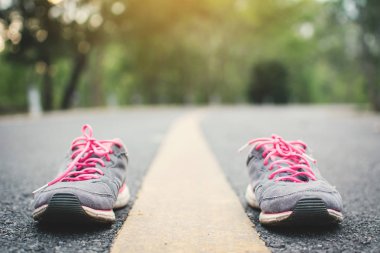 Yol konsept spor ve egzersiz, renk vintage tarzı spor ayakkabı