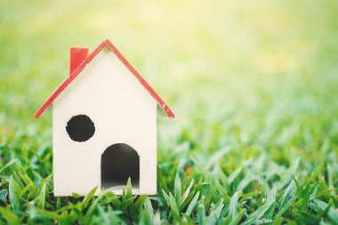 Yeşil cam doğa güneş ışığı, kavram residence, seçici ve yumuşak odak modeli ev