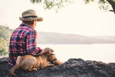 Doğada tatil kavramı, vintage sesi seçici ve yumuşak odak rengini vaktinizi an Asya rahatlatıcı evlat ve köpek