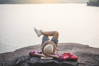 An doğadaki Asya çocuk backpacker tatil kavramı, vintage sesi seçici ve yumuşak odak rengini vaktinizi rahatlatıcı