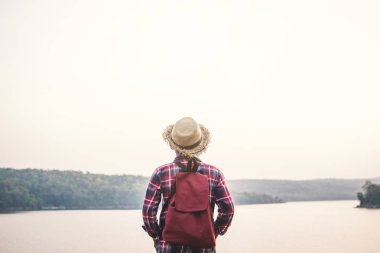 An doğadaki Asya çocuk backpacker tatil kavramı, vintage sesi seçici ve yumuşak odak rengini vaktinizi rahatlatıcı