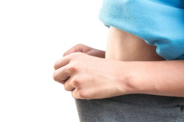 Beyaz arka plan, ince ve yetersiz beslenme sağlık kavramı kız yakın çekim mide.