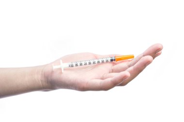 Yakın çekim kız el holding şırınga beyaz bir arka planda sağlık kavramı