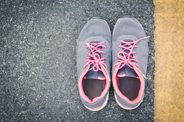 Turnschuh Von Oben Auf Road Konzept Sport Und Bewegung Farbe — Stockfoto