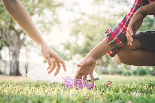 Garçon Ramasser Vide Bouteille Plastique Sur Parc Concept Bénévole — Photo