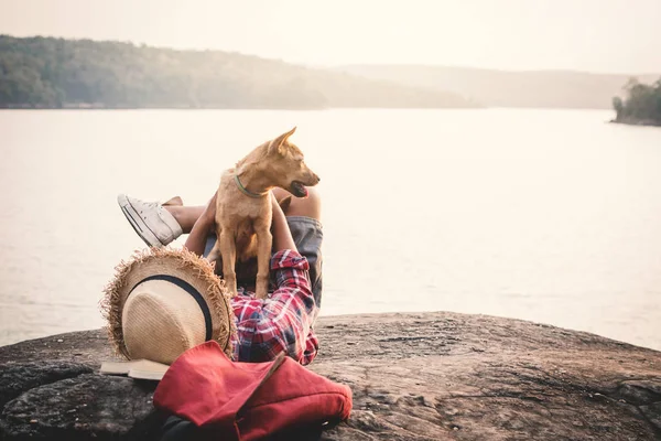 Momento Relajante Asiático Niño Perro Naturaleza Disfrutando Del Tiempo Concepto — Foto de Stock