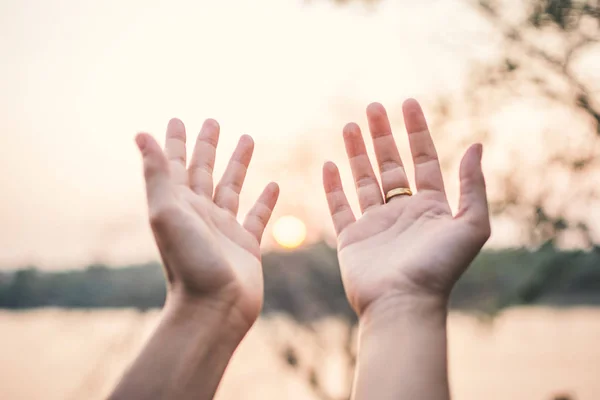 Menselijke Handen Bidden Natuur Tijdens Zonsondergang Hoop Wensen Concept — Stockfoto