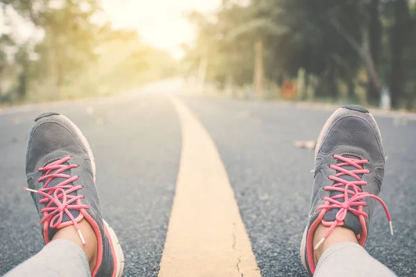 Kadın egzersiz ve dinlenme yolda, hipster sesi seçici ve yumuşak odak rengini