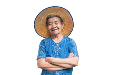Beyaz bir arka plan üzerinde gülümseyen mutlu eski Asyalı kadın çiftçi