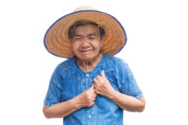 Anksiyete eski Asyalı kadın çiftçi beyaz zemin üzerine, yaşlı sorun kavramının hastalık ağrısı kalp hissettim