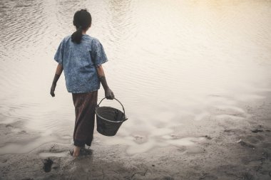 Kovada Gölü, kavramı kuraklık ve sıkıntısı, seçici ve yumuşak odak tutarak üzgün kız