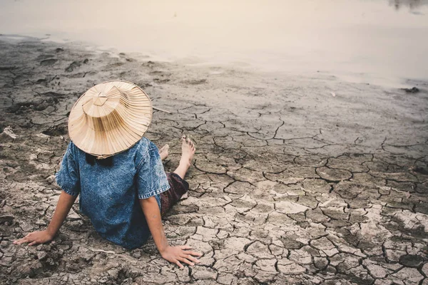 Chica Triste Agotada Suelo Seco Agrietado Concepto Sequía Escasez Agua — Foto de Stock