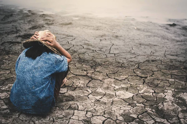 Chica Triste Agotada Suelo Seco Agrietado Concepto Sequía Escasez Agua — Foto de Stock