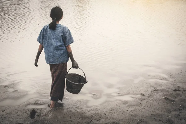 Chica Triste Sosteniendo Cubo Lago Concepto Sequía Escasez Enfoque Selectivo — Foto de Stock