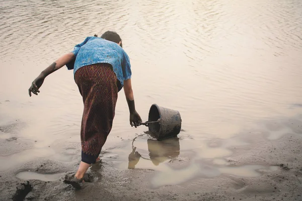 Ragazza Triste Che Tiene Secchio Nel Lago Concetto Siccità Carenza — Foto Stock