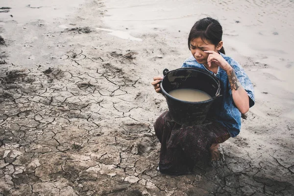 Ragazza Triste Che Prega Pioggia Terreno Asciutto Incrinato Concetto Siccità — Foto Stock