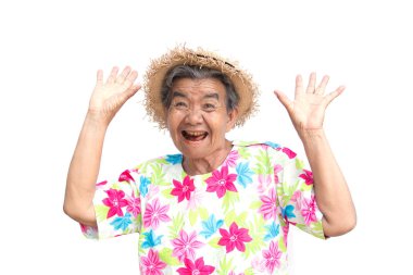 Mutlu Asyalı yaşlı kadın gülümseyen ve beyaz arka plan üzerinde neşeli