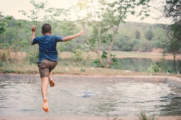 Feliz Momento Asiático Chico Jugando Agua Aire Libre Relajarse Tiempo — Foto de Stock