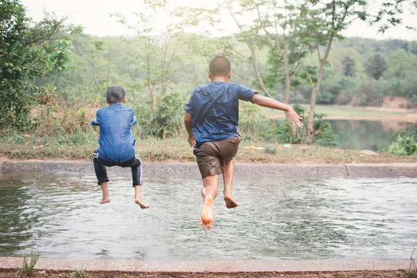 Boldog Pillanat Ázsiai Gyerekek Játszanak Víz Szabadban Pihenjen Idő Nyári — Stock Fotó