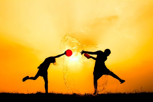 Silhouette Enfants Jouant Eau Pendant Coucher Soleil Ciel Festival Songkran — Photo