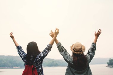 Mutlu Asyalı kadınlar tatilde rahatlatıcı seyahat kavramı, seçici ve yumuşak odak, hippi tarzı sesi