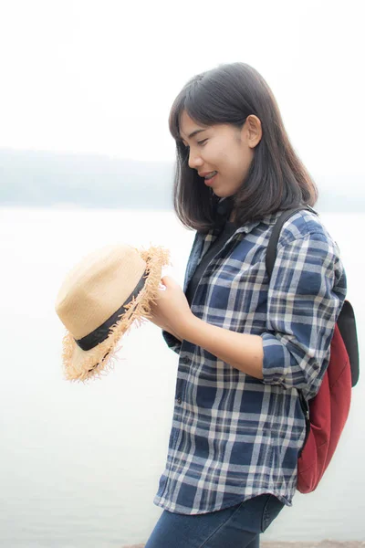 Mujer Asiática Feliz Relajante Concepto Viaje Vacaciones Enfoque Selectivo Suave —  Fotos de Stock