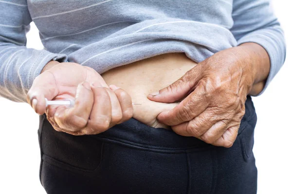 Jeringa Mano Femenina Vieja Con Inyección Estómago Sobre Fondo Blanco — Foto de Stock