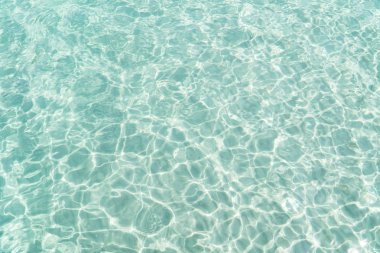 Deniz zemininde su ve dalgadan arınmış.