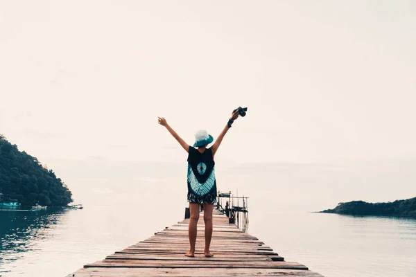 Ein Mädchen Das Auf Der Brücke Meer Ruht Und Urlaub — Stockfoto