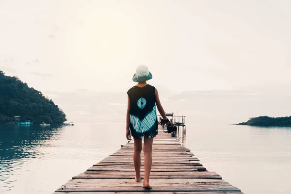 Ein Mädchen Das Auf Der Brücke Meer Ruht Und Urlaub — Stockfoto