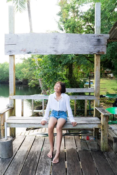 Aranyos Lány Élvezi Természetes Pihenés Nézi Folyón Mangrove Kilátás — Stock Fotó