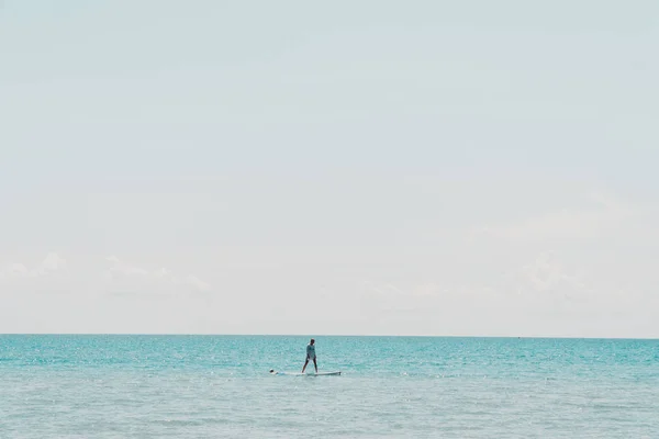 Женщина Доске Супа Море — стоковое фото