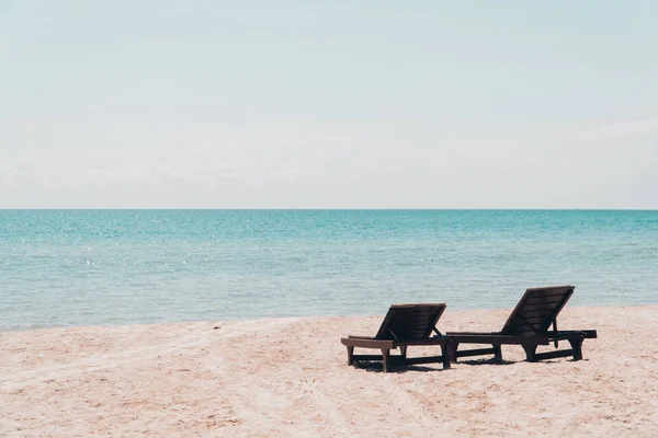 Židle Pláži Jasný Den Modrá Obloha Pozadí — Stock fotografie