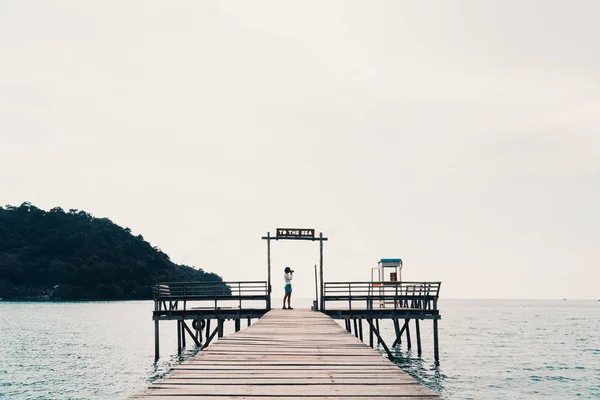 Ein Mädchen Das Sich Meer Ausruht Und Urlaub Macht Reisen — Stockfoto