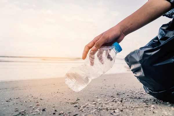 Recoger Mano Limpieza Botellas Plástico Playa Concepto Voluntario —  Fotos de Stock