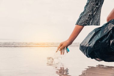 Plajda plastik şişe temizleme, gönüllü konsepti..